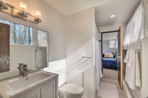 Ένα μπάνιο στο Pristine West Dover Home with Deck and Mountain Views!