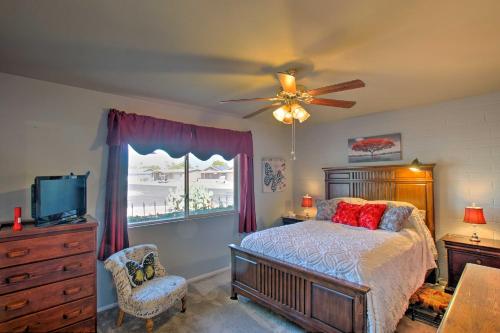 Un dormitorio con una cama y un ventilador de techo. en Sun City Escape Less Than 10 Mi to Spring Training and Golf!, en Sun City