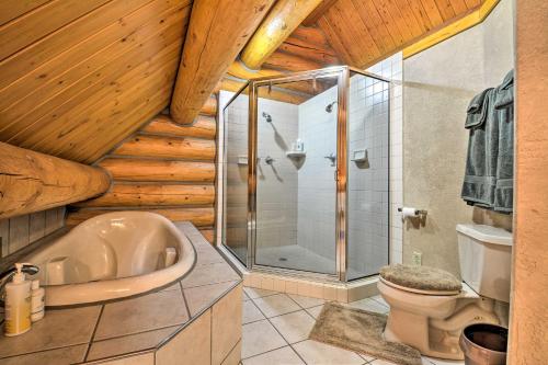 Un baño con ducha, inodoro y bañera. en Custom Bitterroot Valley Cabin with Hot Tub and Views!, en Conner