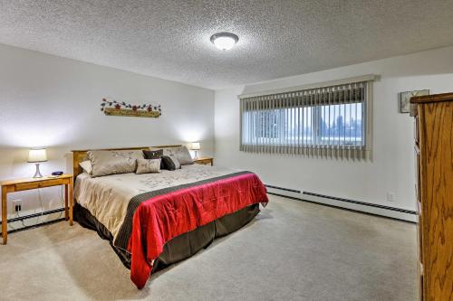 Кровать или кровати в номере Fairbanks Alaskan Abode about 1 Mile to Pioneer Park!