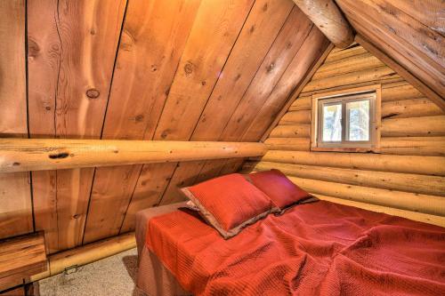 Cama o camas de una habitación en Custom Bitterroot Valley Cabin with Hot Tub and Views!