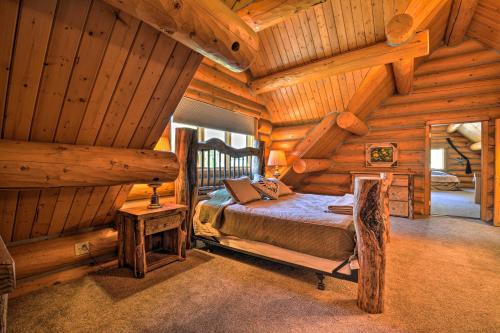 En eller flere senger på et rom på Custom Bitterroot Valley Cabin with Hot Tub and Views!