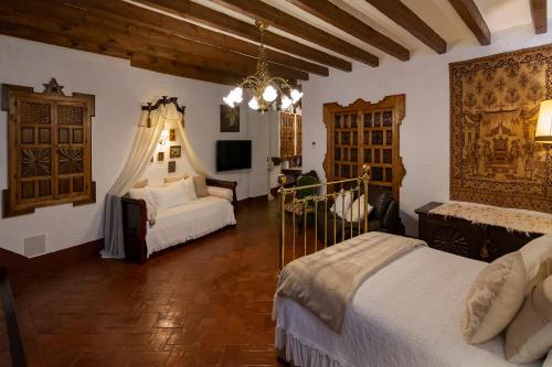 ein Schlafzimmer mit 2 Betten und einem Kinderbett in der Unterkunft ALOJAMIENTO MAZARI in Antequera