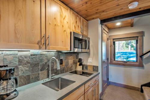 - une cuisine avec des placards en bois et un évier dans l'établissement Modern Lakeside Cabin Walk to Dock and Tahoe City, à Tahoe City