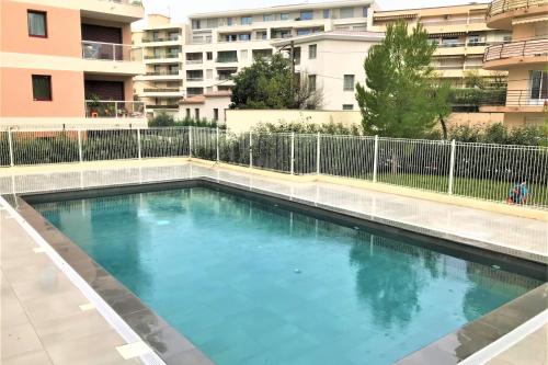 Bazén v ubytování Centre Juan les Pins 1 bedroom with AC, swimming pool and parking nebo v jeho okolí