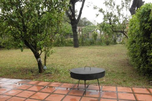 una mesa negra sentada sobre un suelo de ladrillo en Chalet Don Vicente en Villa Gesell