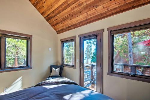 - une chambre avec fenêtres et un lit dans un dortoir dans l'établissement Modern Lakeside Cabin Walk to Dock and Tahoe City, à Tahoe City