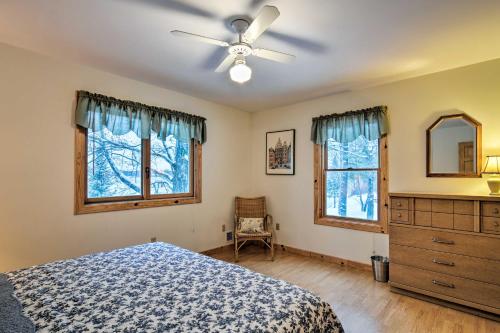 Tempat tidur dalam kamar di Gorgeous 3-Season Lakefront Escape with Private Dock