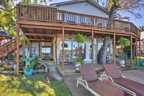Φωτογραφία από το άλμπουμ του Dock and Fire Pit Waterfront Cedar Creek Lake Home σε Tool