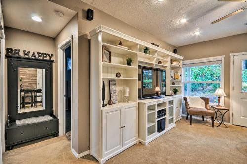 Dapur atau dapur kecil di Cute and Cozy PDX Area Townhouse 31 Mi to Mt Hood!