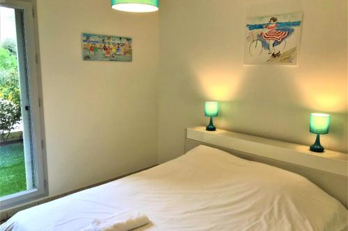 Postel nebo postele na pokoji v ubytování Centre Juan les Pins 1 bedroom with AC, swimming pool and parking