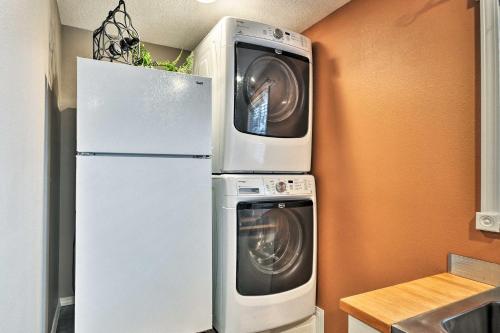 Dapur atau dapur kecil di Cute and Cozy PDX Area Townhouse 31 Mi to Mt Hood!