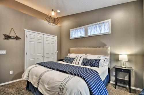um quarto com uma cama com almofadas azuis e brancas em Cute and Cozy PDX Area Townhouse 31 Mi to Mt Hood! em Boring