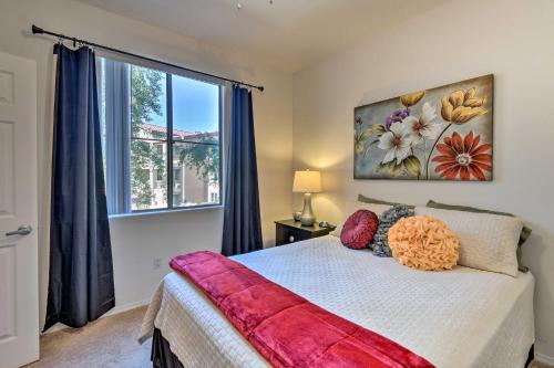 Llit o llits en una habitació de Mesa Condo with Private Patio and Grill Pool Access!