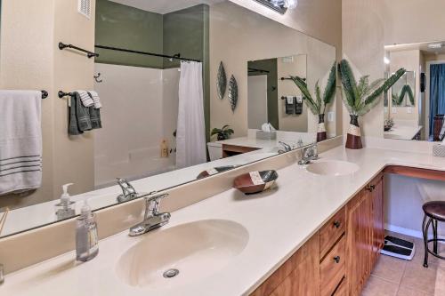 Bathroom sa Mesa Condo with Private Patio and Grill Pool Access!