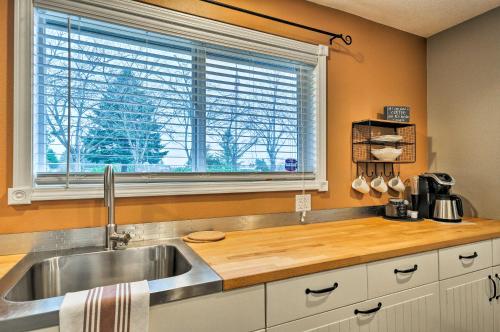 a kitchen with a sink and a window at Cute and Cozy PDX Area Townhouse 31 Mi to Mt Hood! in Boring