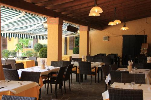 uma sala de jantar com mesas e cadeiras num restaurante em Agriturismo Ca Noale em Teolo