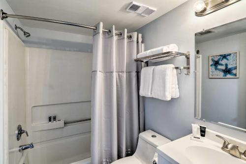 Ένα μπάνιο στο Updated Myrtle Beach Studio with Ocean Views!