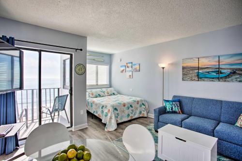 Χώρος καθιστικού στο Updated Myrtle Beach Studio with Ocean Views!