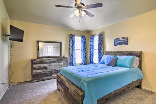um quarto com uma cama e uma ventoinha de tecto em San Antonio Abode with Yard Less Than 4 Mi to Lackland em San Antonio