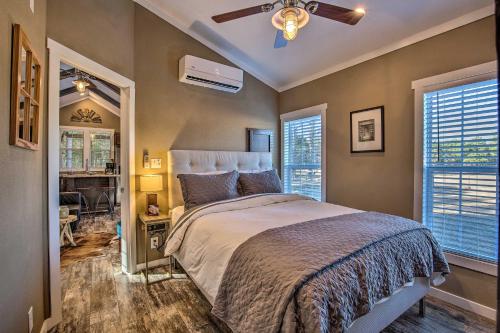 - une chambre avec un lit et un ventilateur de plafond dans l'établissement Little Lucky Star with Pond, Boat and Pasture View!, à Winnsboro