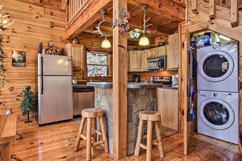 Kuchyň nebo kuchyňský kout v ubytování Secluded Smoky Mountain Cabin with Wraparound Deck!