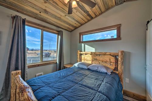 Krevet ili kreveti u jedinici u okviru objekta Romantic Mountain Getaway - 1 Hour to Yellowstone!