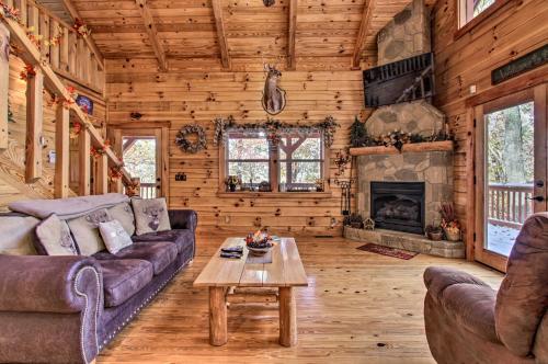 Posezení v ubytování Secluded Smoky Mountain Cabin with Wraparound Deck!
