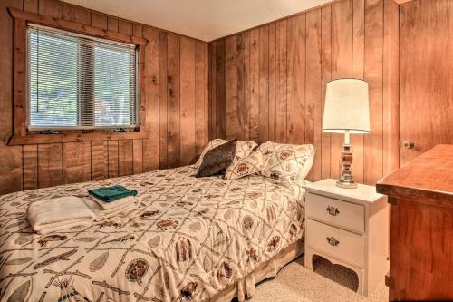 Llit o llits en una habitació de Waterfront Pet-Friendly Whitefish Lake Home with Dock