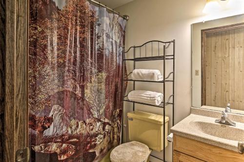 Двуетажно легло или двуетажни легла в стая в Black River Retreat 3 Mi to Powderhorn Mountain!