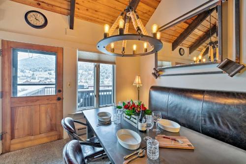 Χώρος καθιστικού στο Big Sky Condo with Resort Amenities and Mountain Views