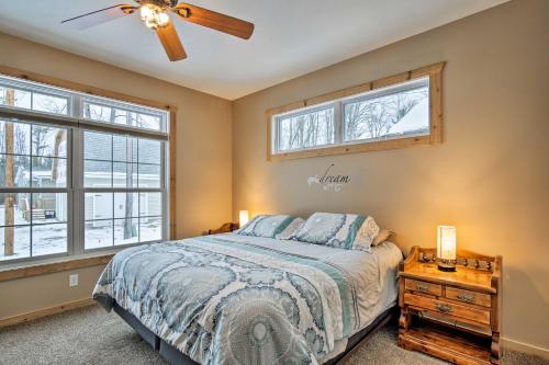 Postel nebo postele na pokoji v ubytování Family-Friendly Lake Mitchell Oasis Hike and Ski!