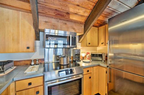 Η κουζίνα ή μικρή κουζίνα στο Big Sky Condo with Resort Amenities and Mountain Views