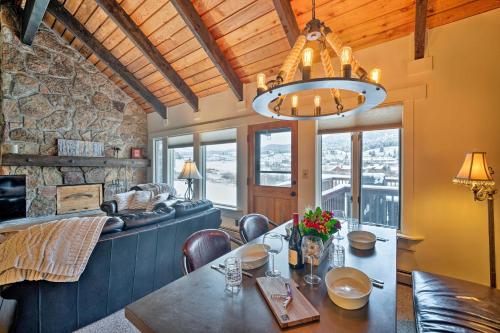 Χώρος καθιστικού στο Big Sky Condo with Resort Amenities and Mountain Views