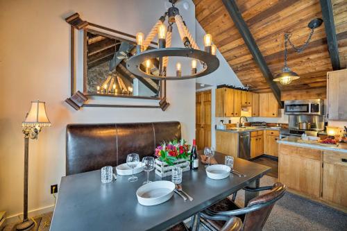 Η κουζίνα ή μικρή κουζίνα στο Big Sky Condo with Resort Amenities and Mountain Views