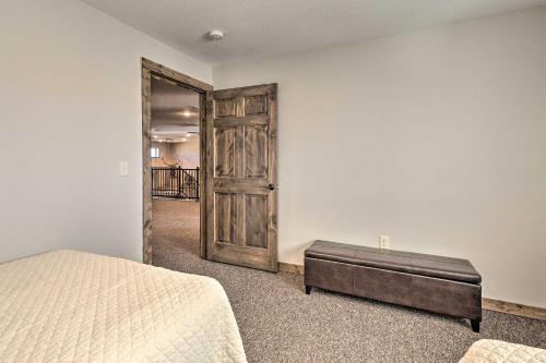 Katil atau katil-katil dalam bilik di Kansas Hunting Lodge Pets and Large Groups Welcome!