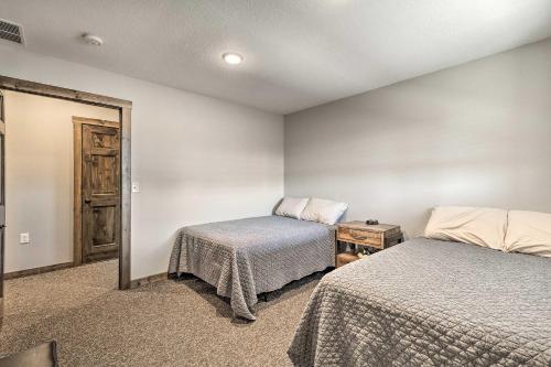 Katil atau katil-katil dalam bilik di Kansas Hunting Lodge Pets and Large Groups Welcome!