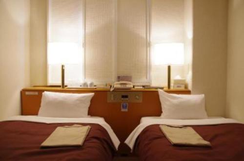 高山市にあるCountry Hotel Takayama - Vacation STAY 67710のランプ2つ、電話が備わる客室のベッド2台