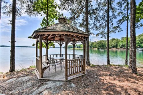 Fotografie z fotogalerie ubytování Lake Keowee Resort Condo Pool, Beach, Golf Access v destinaci Salem