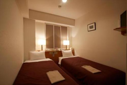 una camera d'albergo con due letti e una finestra di Country Hotel Takayama - Vacation STAY 67711 a Takayama