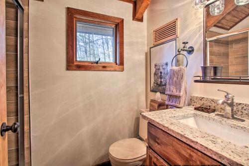 ガトリンバーグにあるPanoramic-View Gatlinburg Cabin with Private Hot Tubのトイレと洗面台付きのバスルーム