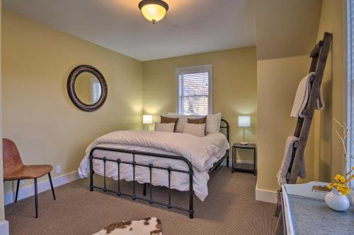 1 dormitorio con cama y espejo en River Street Roost - 12 Miles to Sun Valley Resort en Hailey