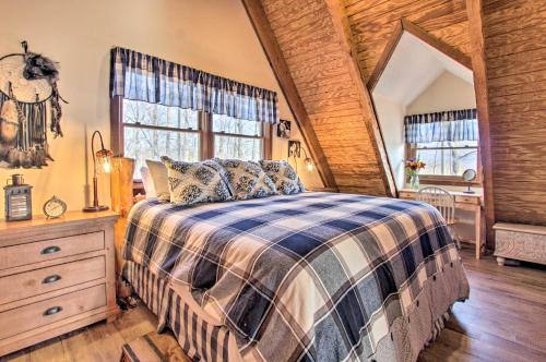 ガトリンバーグにあるPanoramic-View Gatlinburg Cabin with Private Hot Tubのベッドとドレッサーと窓のある寝室