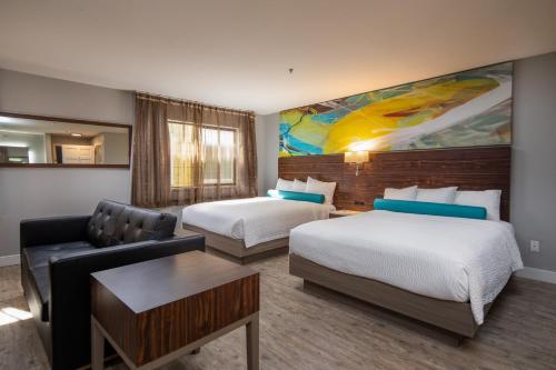 pokój hotelowy z 2 łóżkami i kanapą w obiekcie Inn at Rockaway San Francisco Pacifica w mieście Pacifica