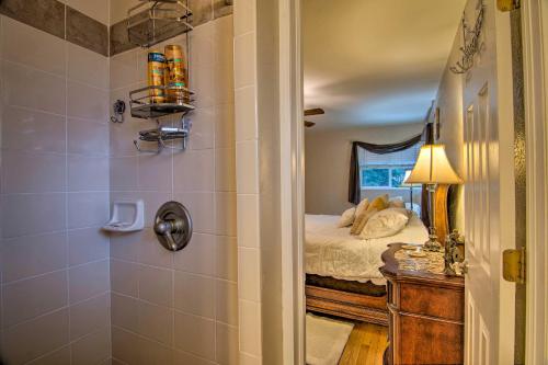 Koupelna v ubytování Modern Creekside Home with Easy Dtwn Denver Access!