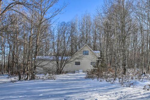 Lakes of the North Home on Snowmobile and ATV Trail! v zimě