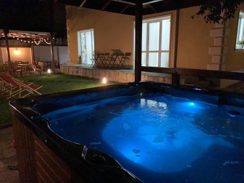 een grote hot tub in de achtertuin 's nachts bij Da Vinci Guesthouse in Varshets