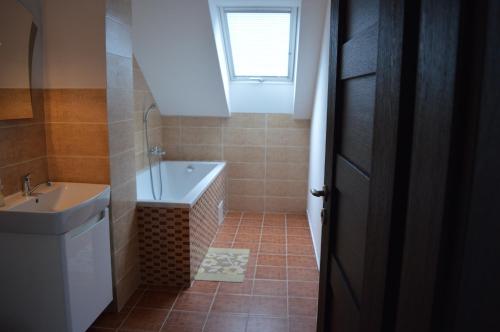ein Badezimmer mit einer Badewanne, einem Waschbecken und einem WC in der Unterkunft Ubytovanie Luky in Bojnice