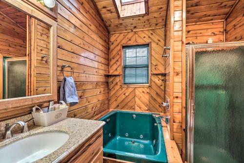 un bagno con vasca e lavandino di 5 Mi to Camelback Henryville Home with Hot Tub! a Henryville