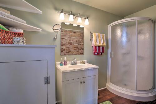 ein Badezimmer mit Waschbecken und Dusche in der Unterkunft Lakeside Pleasure Island Cabin with Deck and Gas Grill in Farmerville